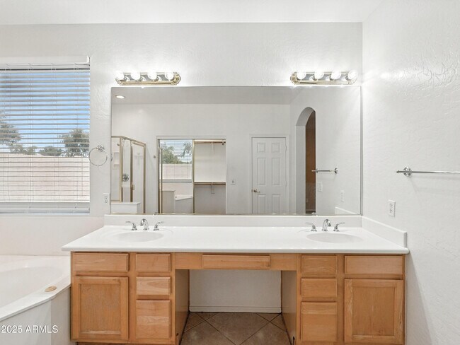 Building Photo - 541 N Scott Dr