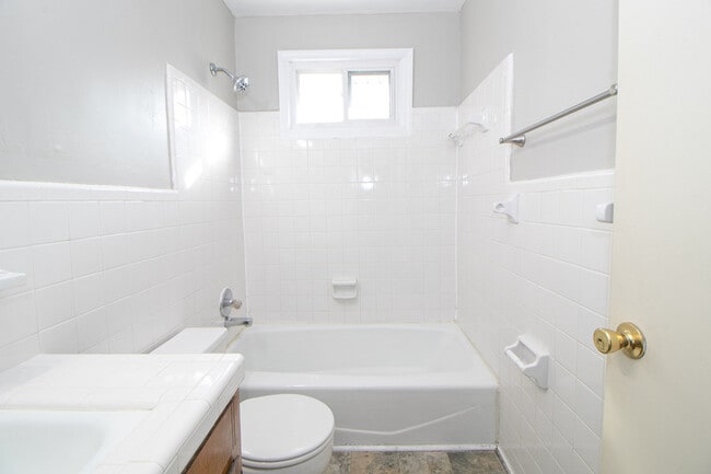 Building Photo - 1436 McCan Dr