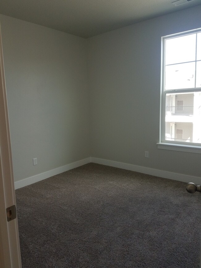 Building Photo - Beautiful Spacious Condo