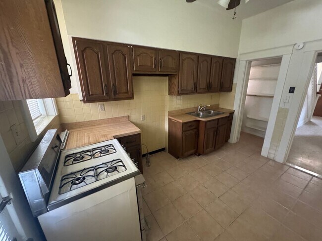 Building Photo - Delightful 3-bedroom, 1-bathroom single-fa...