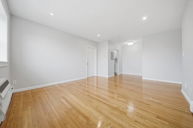 Building Photo - 11 Schubert St