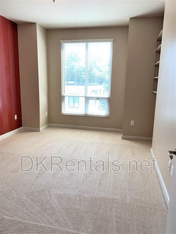 Building Photo - 711 Cosmopolitan Dr NE