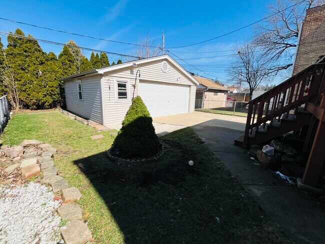 Building Photo - 5504 W Sunnyside Ave