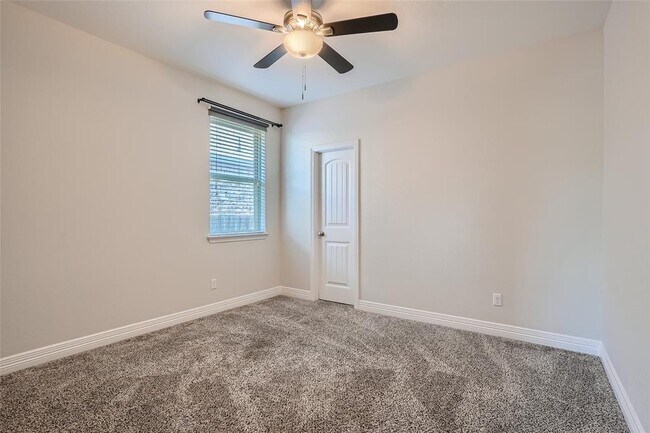 Building Photo - 213 Blue Waterleaf Ln