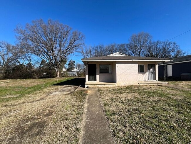 Building Photo - Charming 3-Bedroom Duplex Near CHI Memoria...