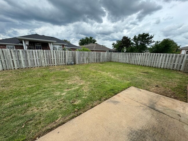 Building Photo - Gorgeous 3-Bedroom Home with Spacious Yard
