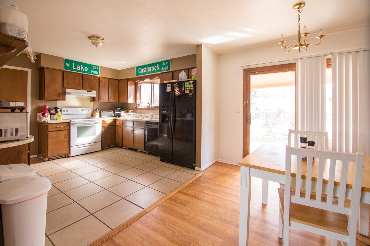 Building Photo - 1717 W Lake St