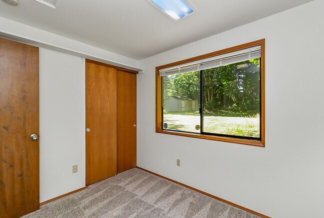 Building Photo - Home on Acreage with Mountain views