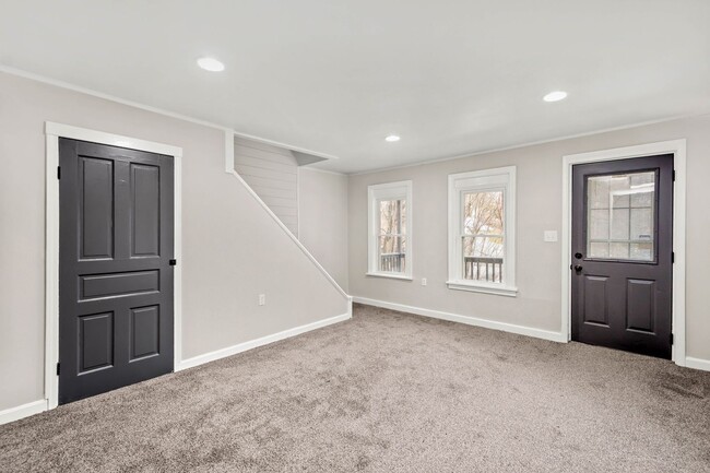 Building Photo - Stunning 3 bedroom home in South Park avai...