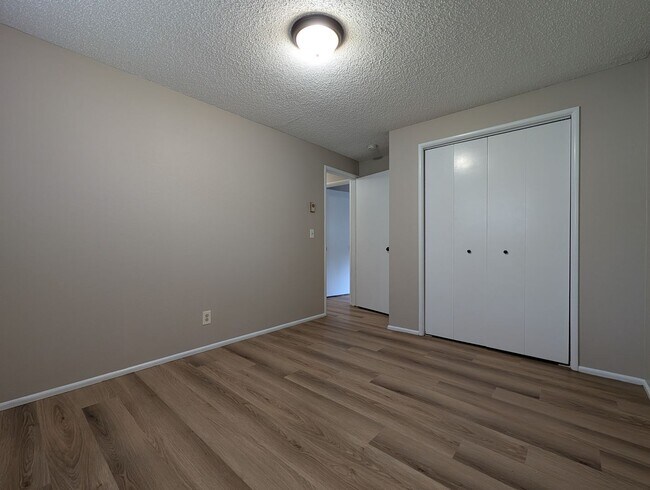 Building Photo - Bright 3 bedroom/ 1 bathroom Duplex with a fireplace and covered parking!