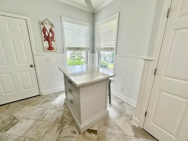Building Photo - Gorgeous Updated Three Bedroom Home in Sun...