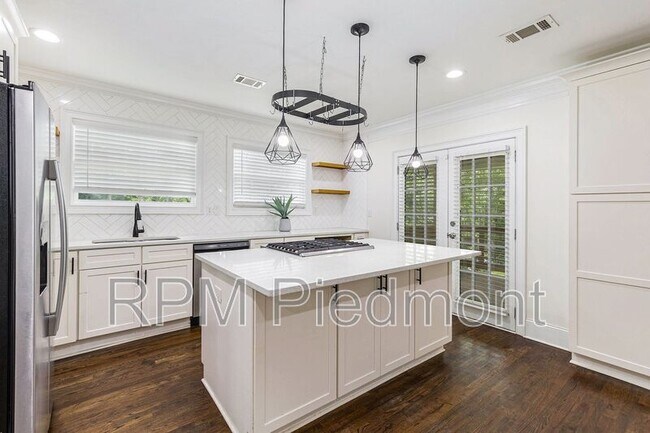 Building Photo - 1355 Westview Dr SW