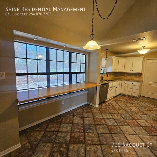 Building Photo - 700 Racquet Ct