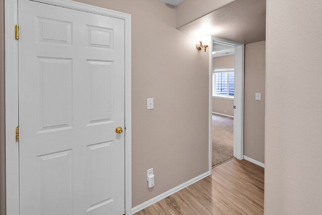 Building Photo - $1,950 , 3 bed, 2.5 bath, located in Palme...