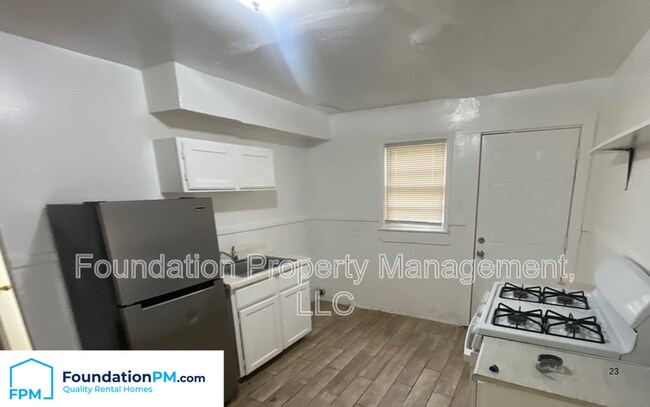 Building Photo - 2320 E Warren St