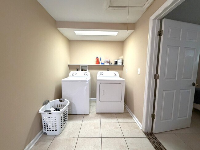 Building Photo - 514 Teal Ln