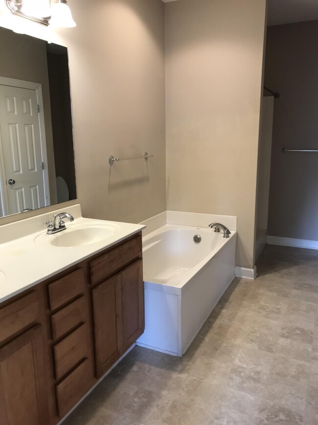 Building Photo - 539 Village Green Dr
