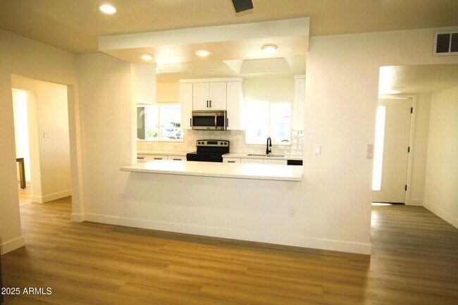 Building Photo - 443 N Sycamore