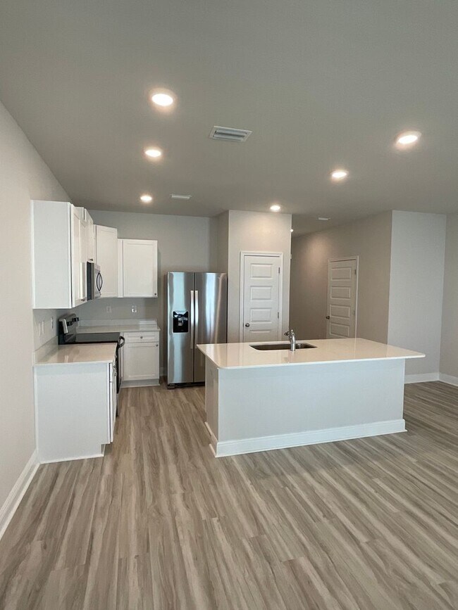 Building Photo - Spacious 3-Bedroom Townhouse