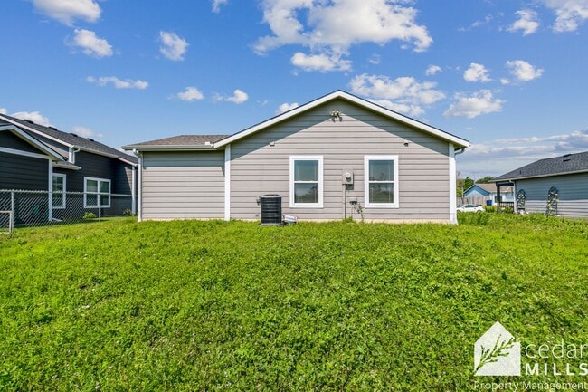 Building Photo - 2 Bedroom Home Near Starlight Drive In