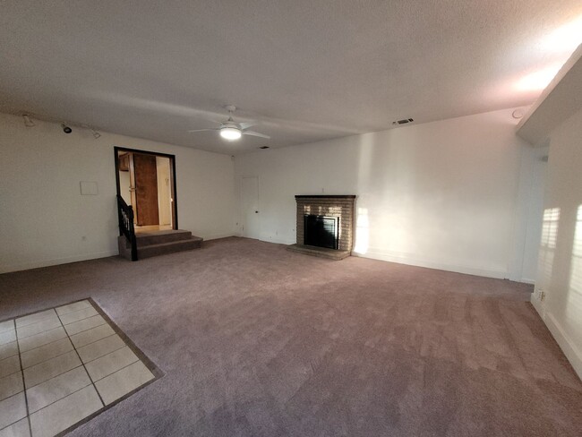 Building Photo - Orangevale three bedroom