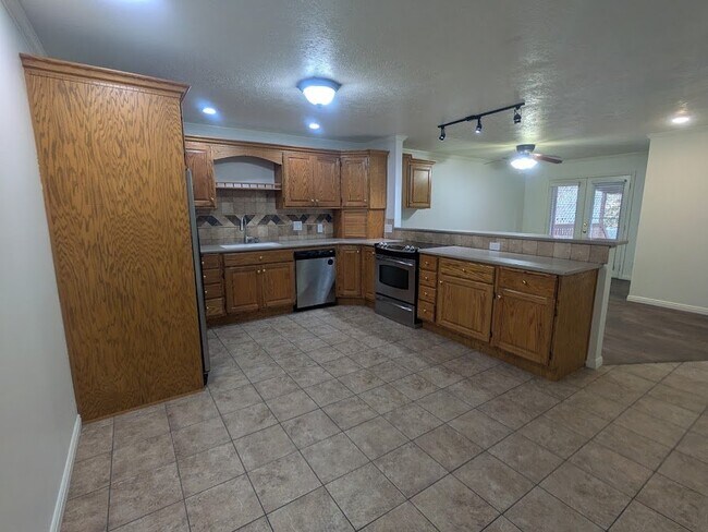 Building Photo - 564 S Goosenest Dr