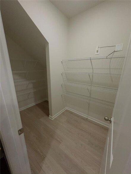 Building Photo - 327 Vly Oak Dr