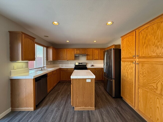 Building Photo - Beautiful River Oaks Large Two Story Home With Three Car Garage