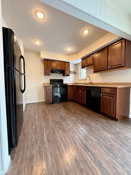 Building Photo - 130 E Farnum Ave