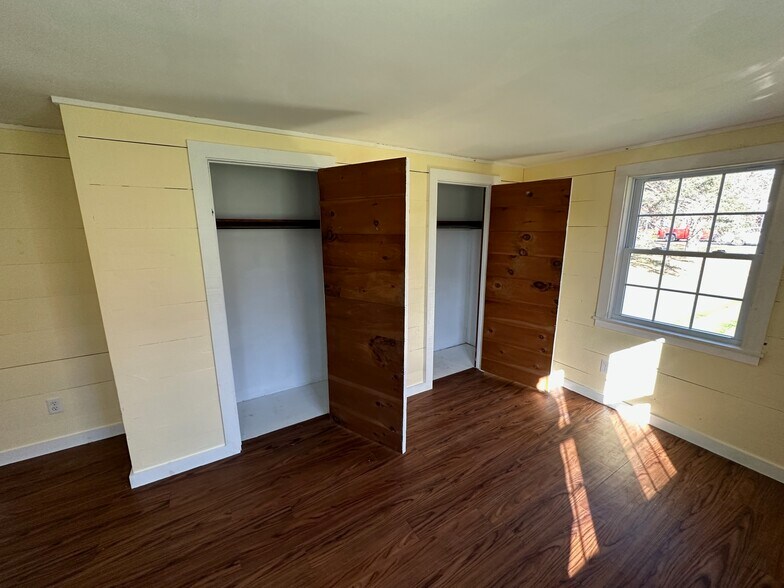 Closet doors open - 480 Newington Rd