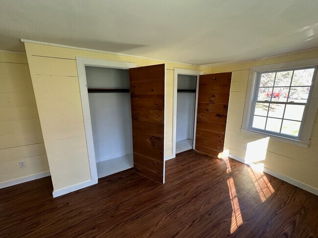 Closet doors open - 480 Newington Rd