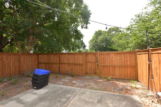 Building Photo - 2 Bedroom Townhome in Cypress Point North