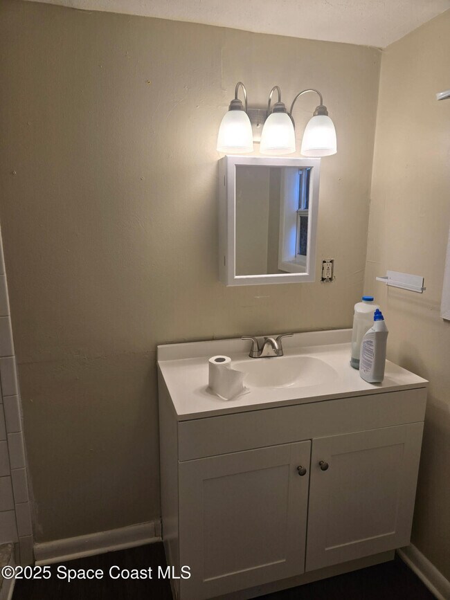 Building Photo - 1077 Shares Dr