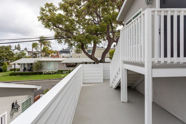 Building Photo - 520 Poinsettia Ave