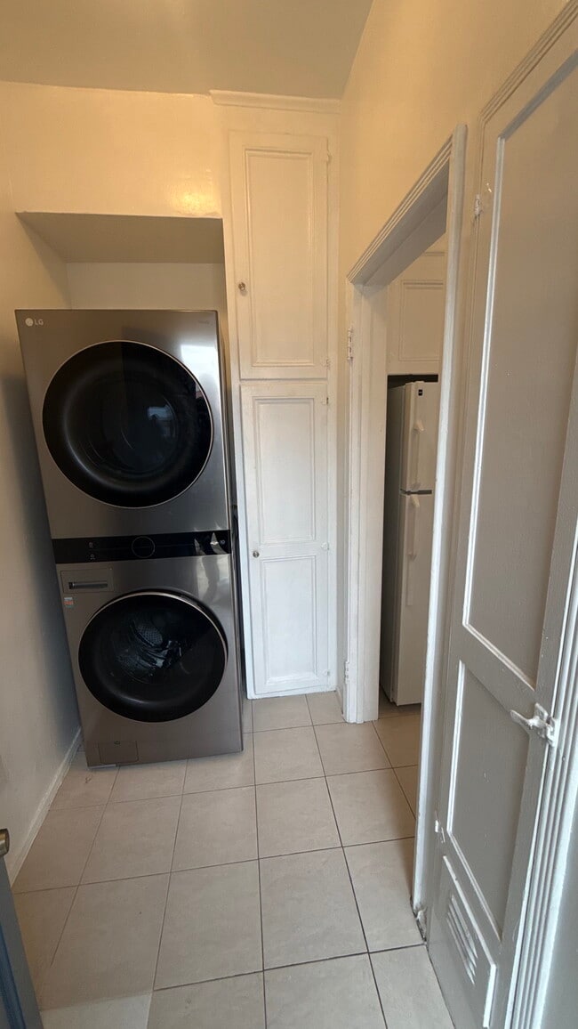 Laundry in unit - 6130 Orange St