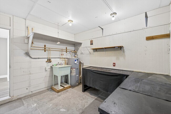 Building Photo - FULLY RENOVATED 2 BEDROOM WITH HUGE BONUS ROOM!