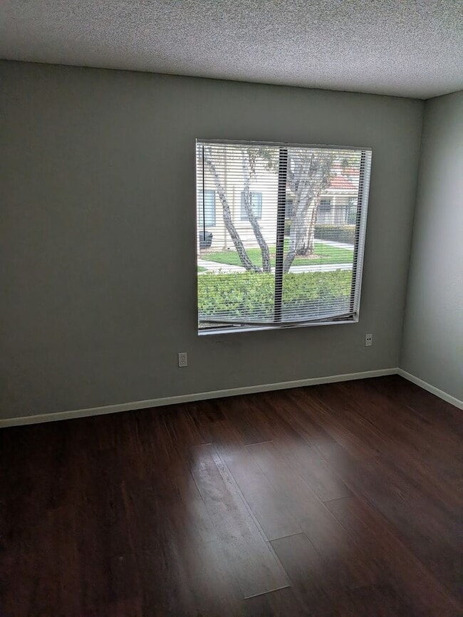 Building Photo - Mira Mesa Apartment New Salem