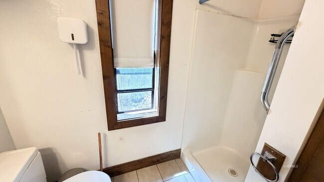 Building Photo - Large 3 Bedroom, 3 Bath Rental with Garage and Bonus Room