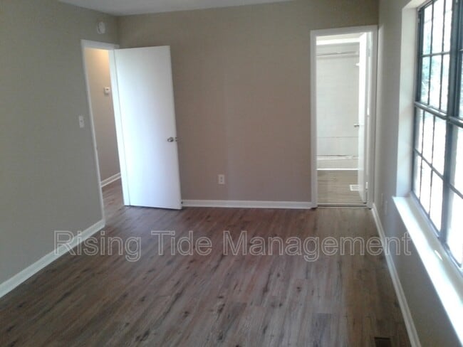 Building Photo - 8905 Valley Hill Dr