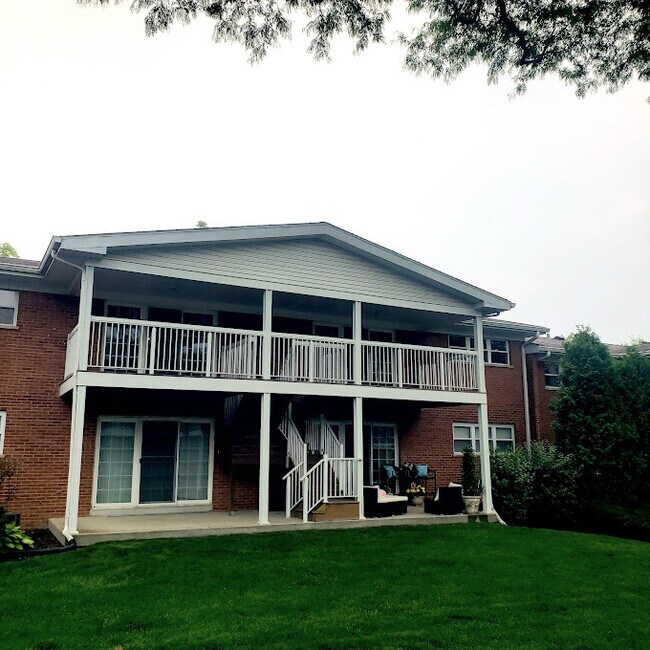 Building Photo - 169 E Palatine Rd