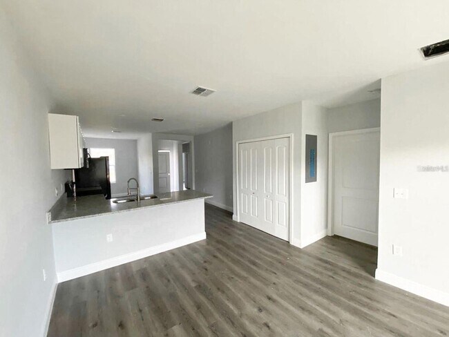 Building Photo - TAKE ADVANTAGE TODAY. AMAZING Duplex***** 3 Bedrooms and 2 Bathrooms for unit!
