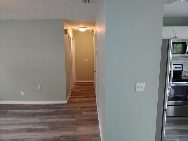 Building Photo - Come enjoy living in this recently renovat...