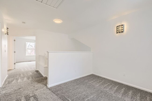 Building Photo - **Spacious, Light-Filled 4 bed, 4 bath wit...