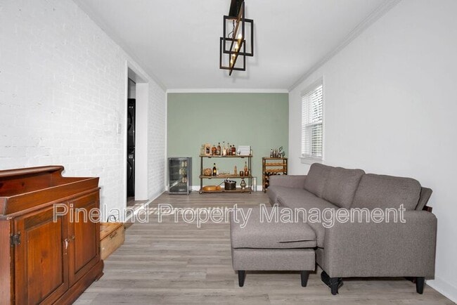 Building Photo - 506 Cross St