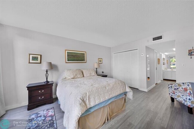 Building Photo - 3611 Oaks Clubhouse Dr