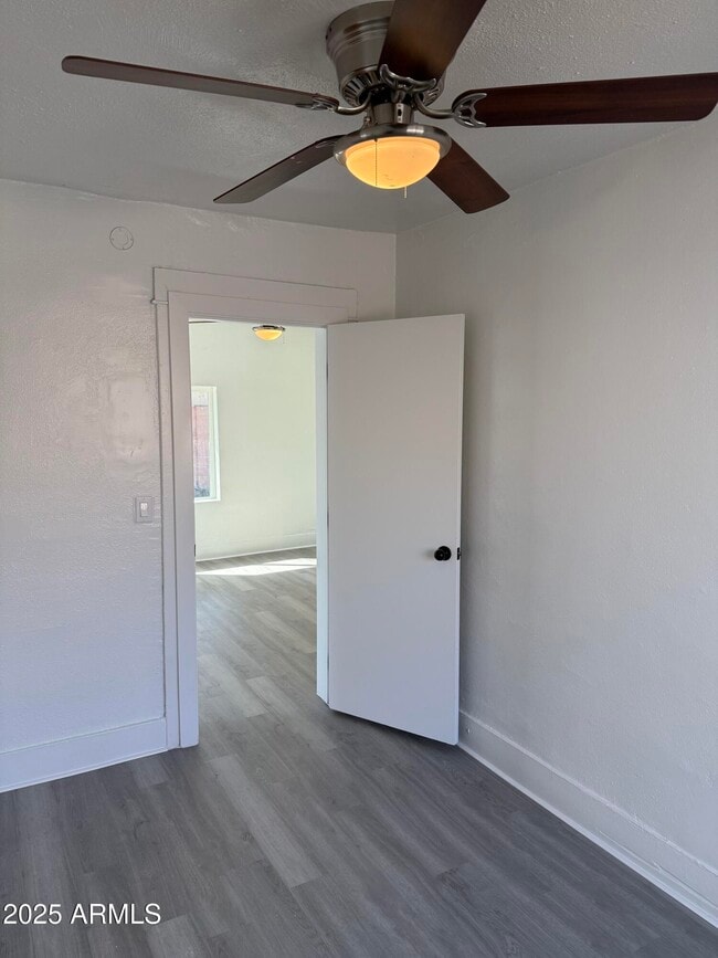 Building Photo - 2536 W Morten Ave