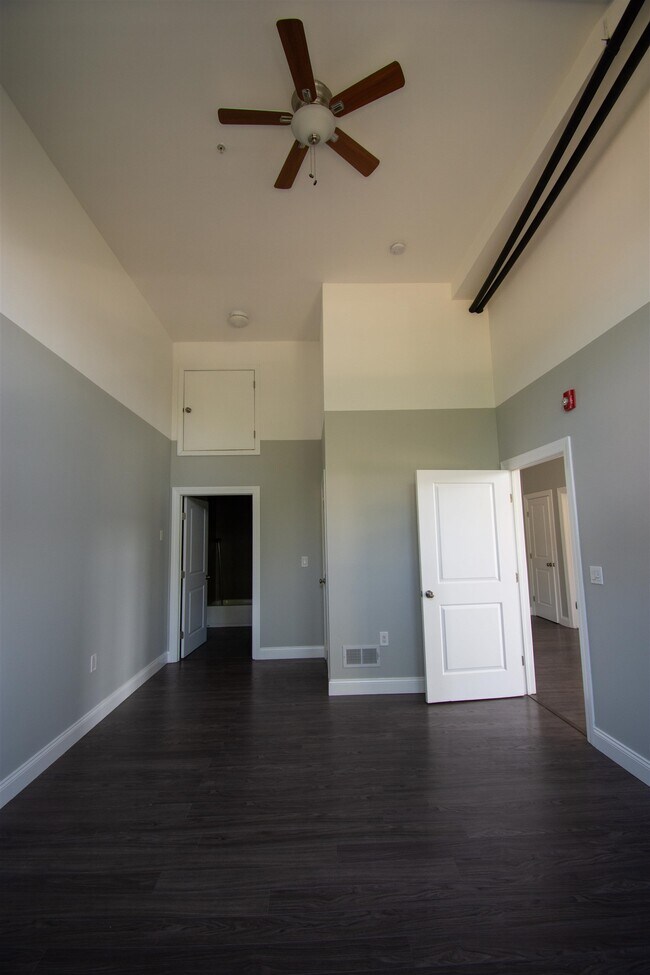 Building Photo - 10 Ford Ave