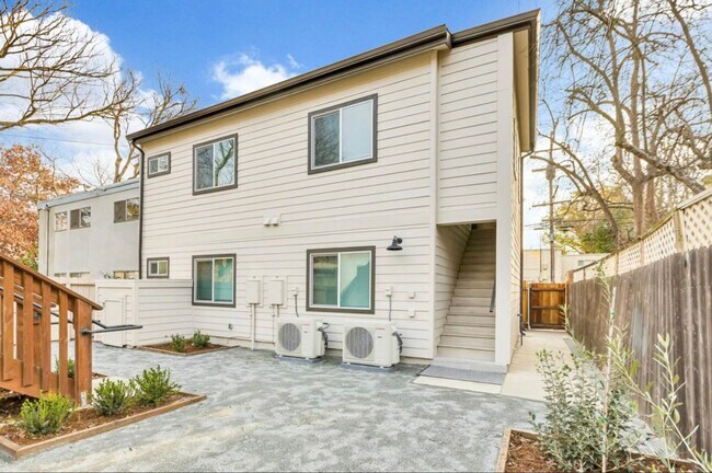 Building Photo - 2 bedroom / 1 bath | Midtown Duplex Available Now