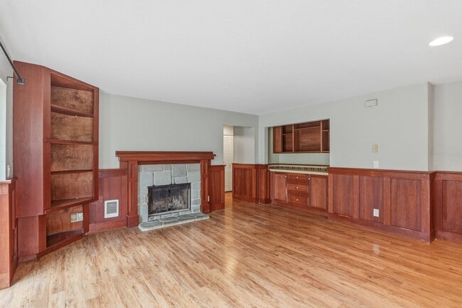 Building Photo - Ground Level 2 Bedroom Condo in Charbonneau Community