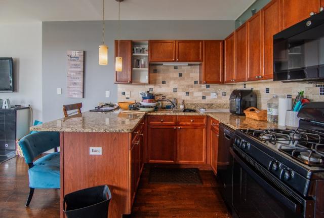 Building Photo - 2 bedroom in CHICAGO IL 60653